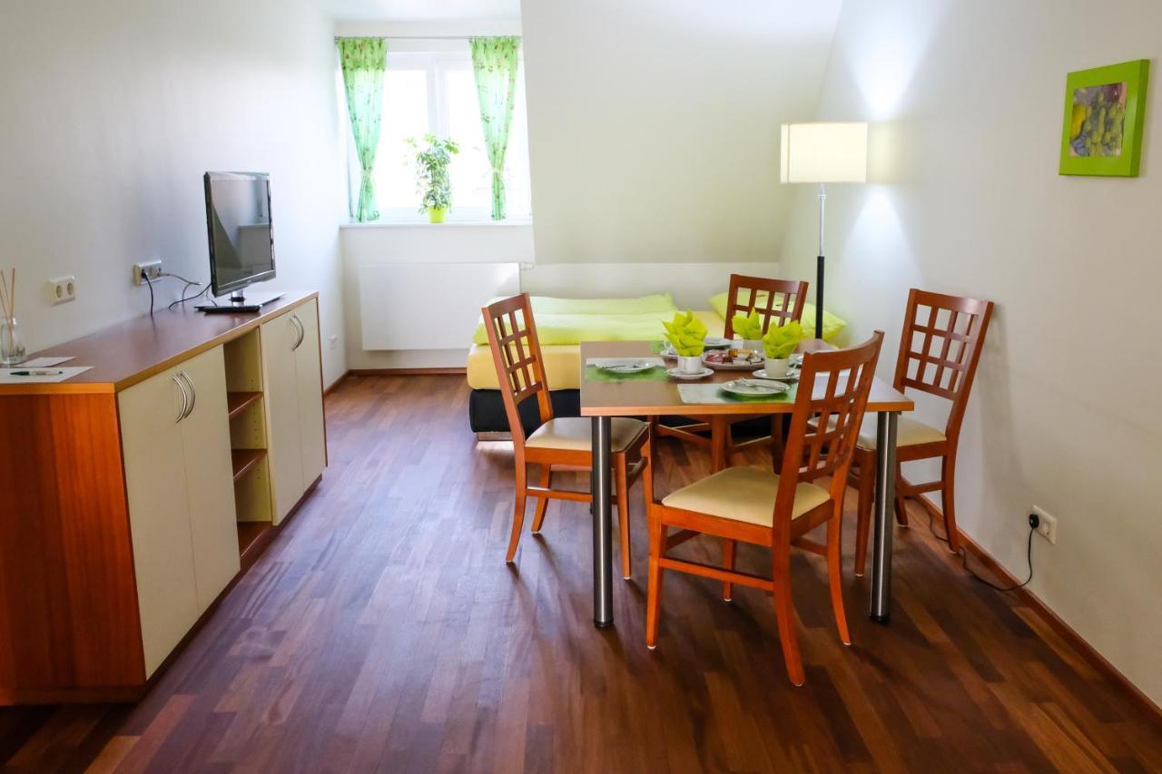 Jungingers Aparthotel Holzheim  エクステリア 写真