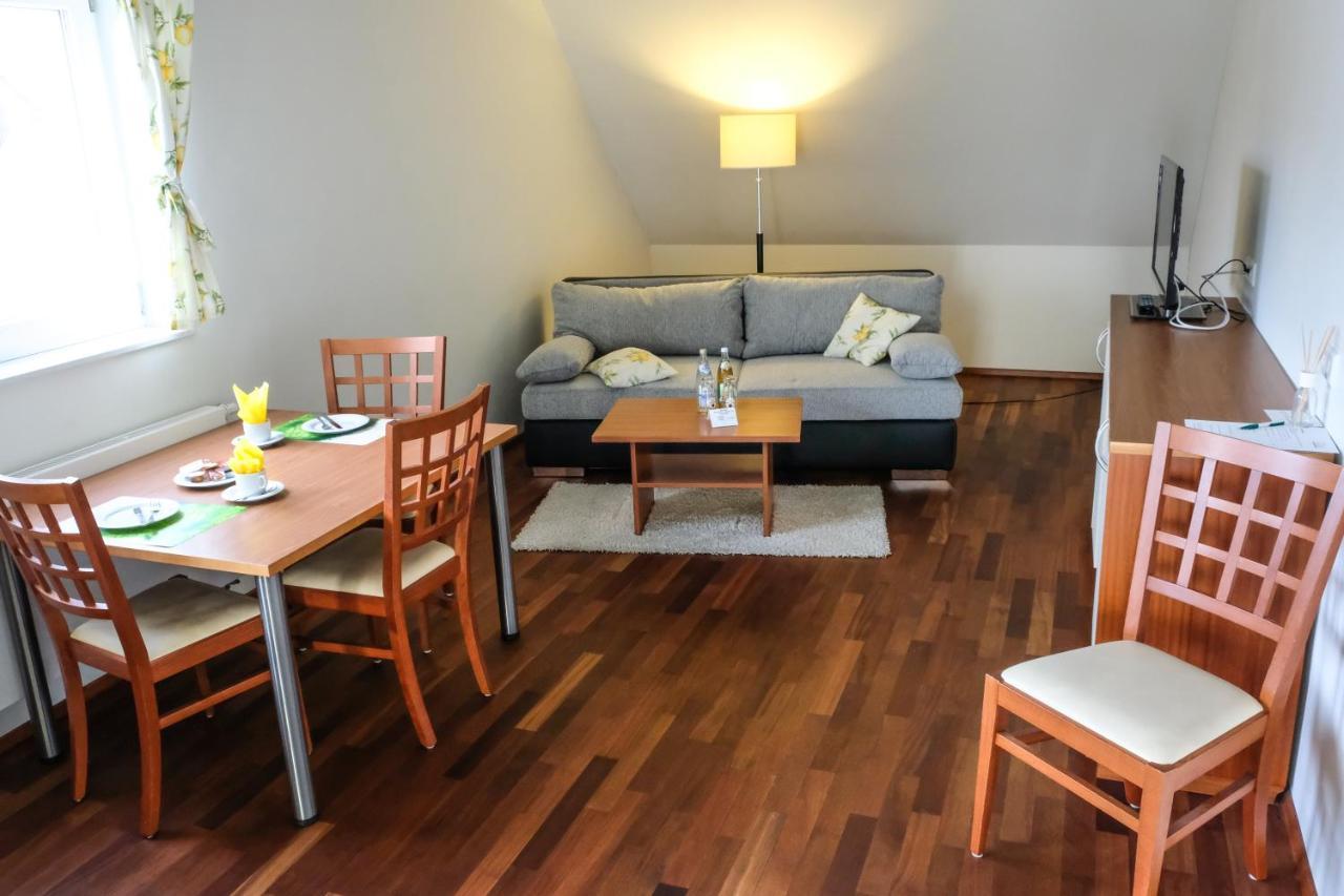 Jungingers Aparthotel Holzheim  エクステリア 写真