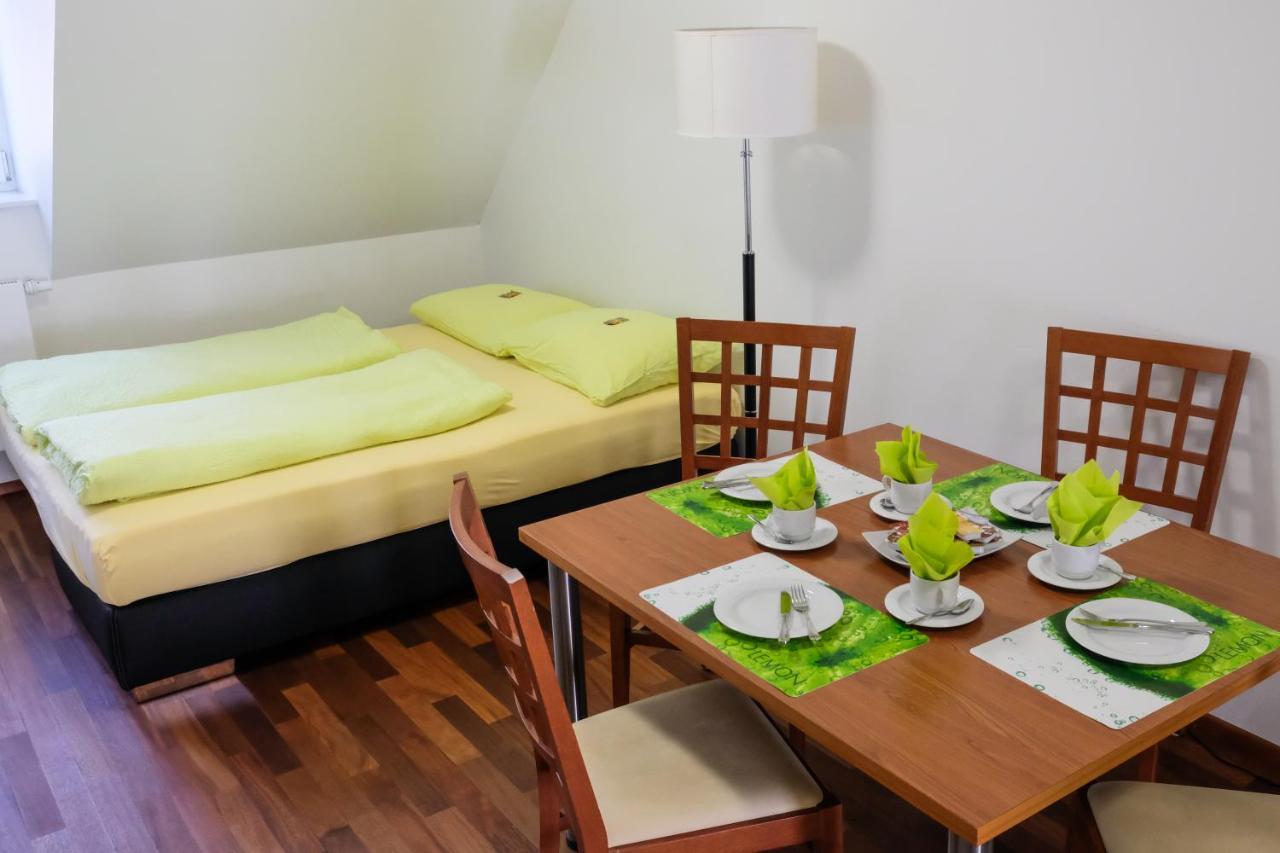 Jungingers Aparthotel Holzheim  エクステリア 写真